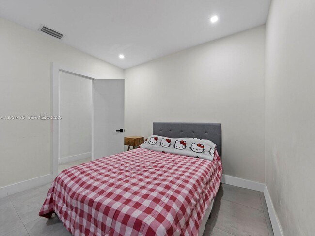 Building Photo - 252 E 36th St