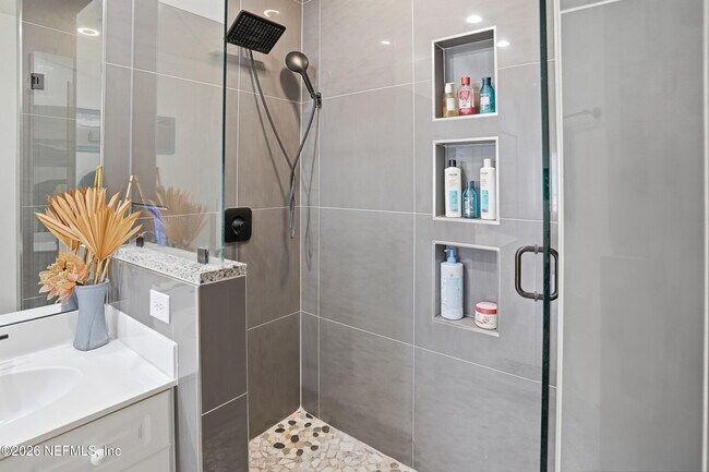 Building Photo - 450 La Travesia Flora