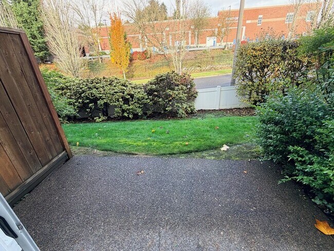 Building Photo - Beautiful Home in FABULOUS Location - Min ...