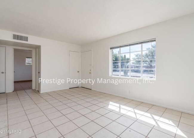 Building Photo - Charming, Updated  Brick Home in Central T...