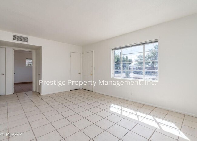 Building Photo - Charming, Updated  Brick Home in Central Tucson with Huge Yard!