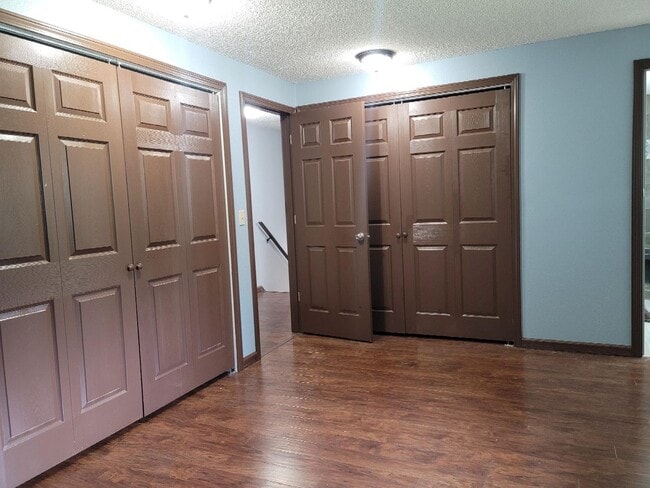 Building Photo - Pet Friendly 4 bedroom Home with Lots of Space for Everyone!