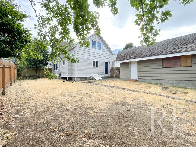 Building Photo - 3BR Bremerton Home with Vintage Charm & Mo...