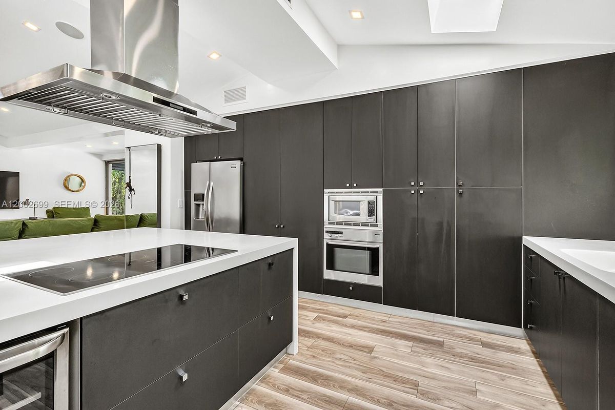 Building Photo - 570 NE 52nd Terrace