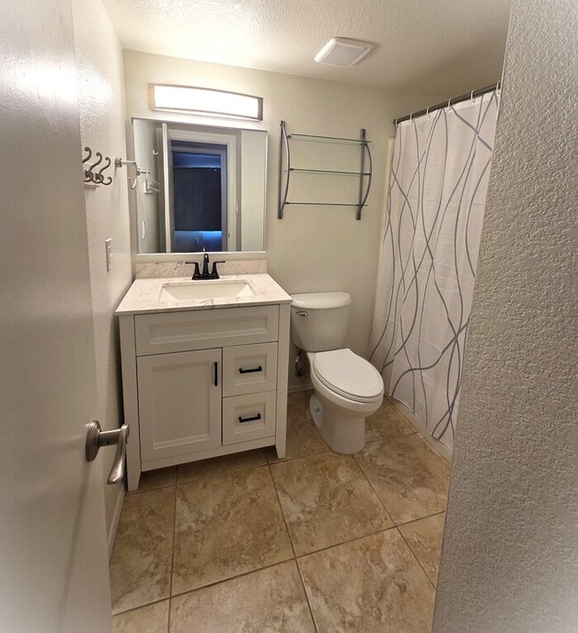 Building Photo - Stunning 3-bedroom 2 bathroom Condo