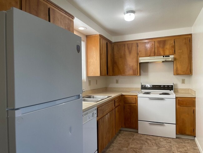 Building Photo - Nice Townhome-2 bed 1.5 Bath--Situated in the Friendly town of Grants Pass