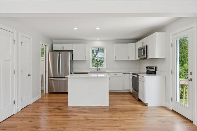 Building Photo - 3 Thomas Dr