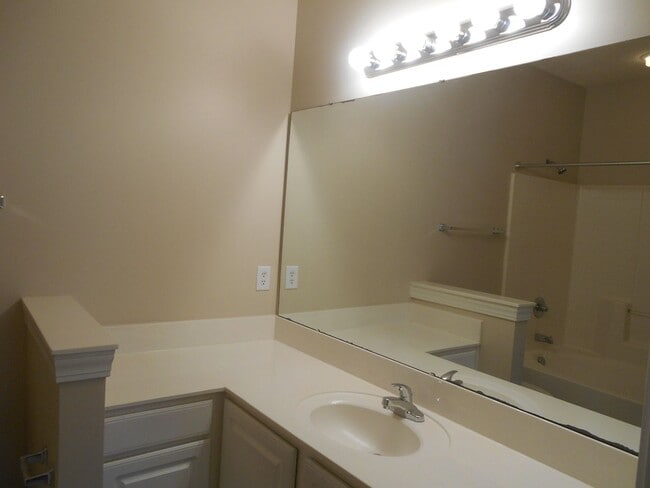 Building Photo - 3 bedroom, 2 bath condo at Fountain Pointe