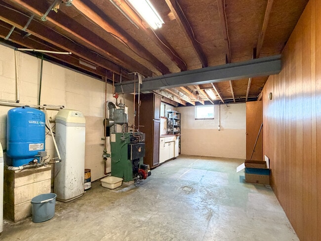 Building Photo - 213 Hahnstown Rd