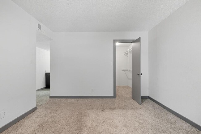 Building Photo - 6619 S Zunis Ave