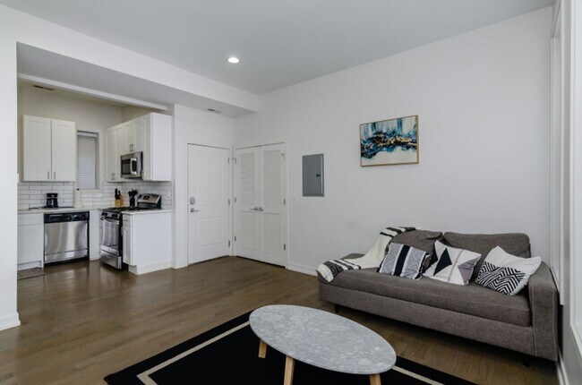 Building Photo - Recently Renovated 2 Bed 1 Bath in Great P...