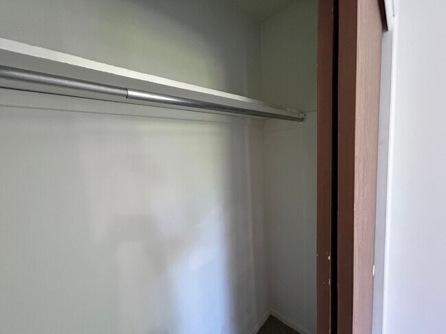 Building Photo - 5 Bed 2 Bath Home with 2 Car Attached Gara...