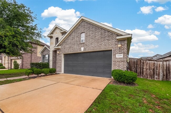 Building Photo - 2209 Hidden Meadow Ln