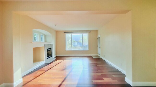 Building Photo - **$1000 OFF FIRST FULL MONTHS RENT**  Gorg...