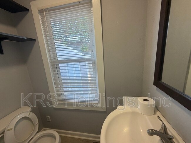 Building Photo - 903 Freedom Ave