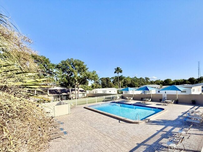 Building Photo - 2131 Ridge Rd S