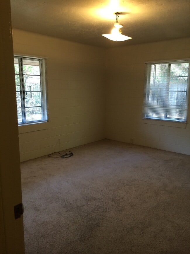 Building Photo - Home located steps from Downtown Davis & Campus