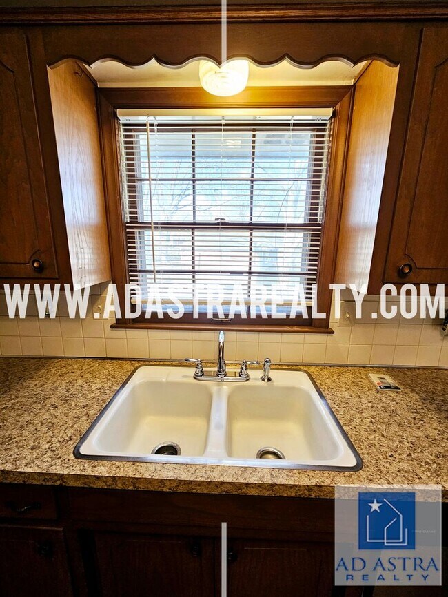 Building Photo - Spacious Duplex in Independence-Available ...