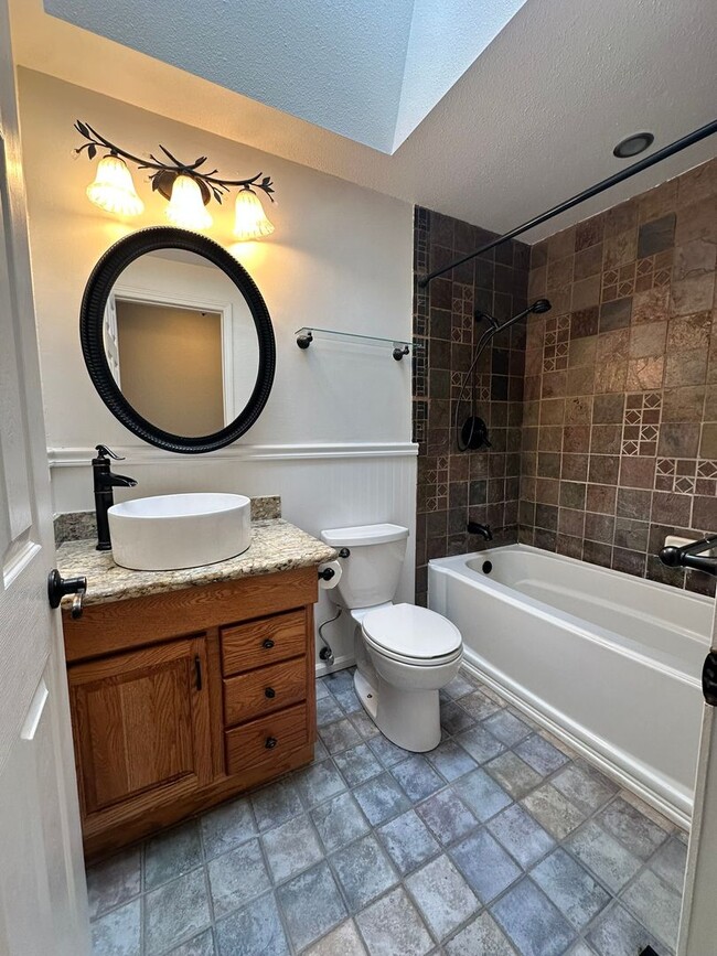 Building Photo - 3Bd/2.5Ba Newcastle Home