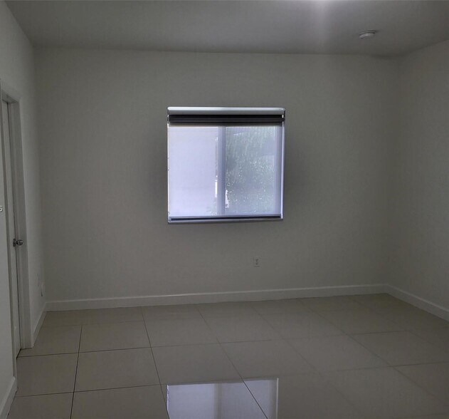 Building Photo - 1027 SW 11th Ave