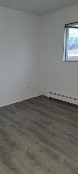 Building Photo - 215 River View Dr