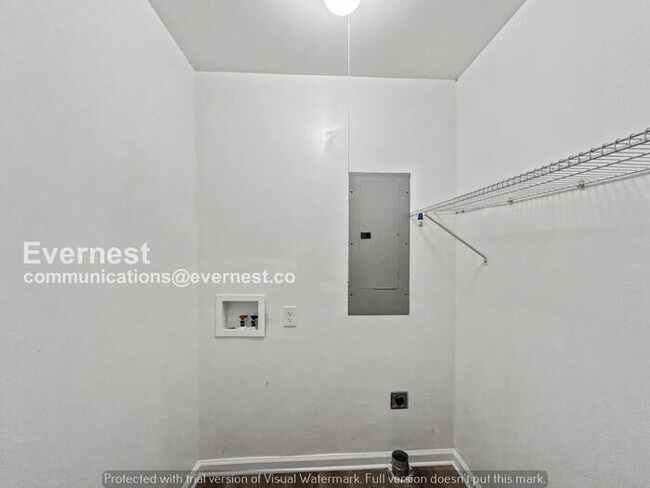 Building Photo - Limited Time Special Offer! / 3 Bed/2 Bath Home with Fenced Yard / Pet-Friendly