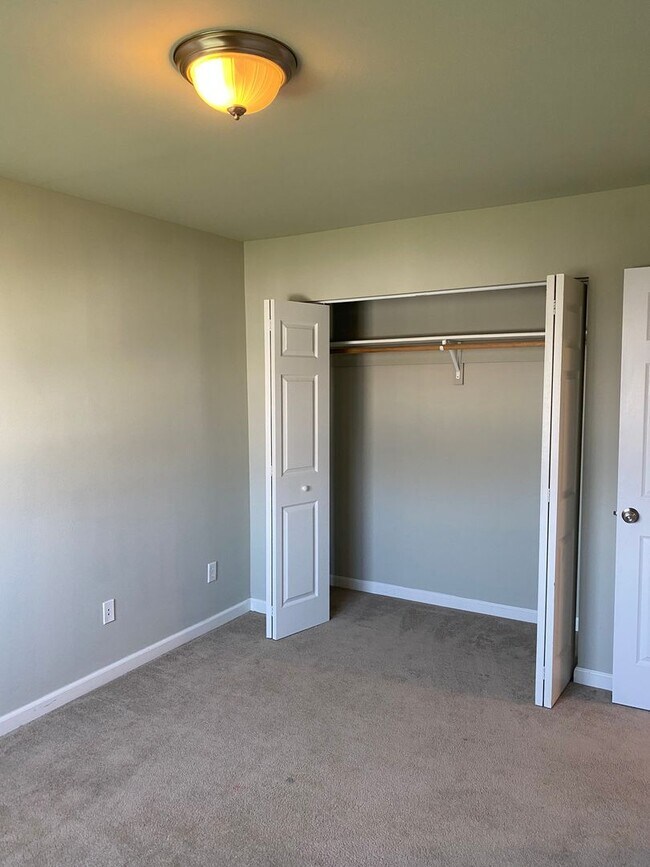 Building Photo - Spacious End Unit Condo