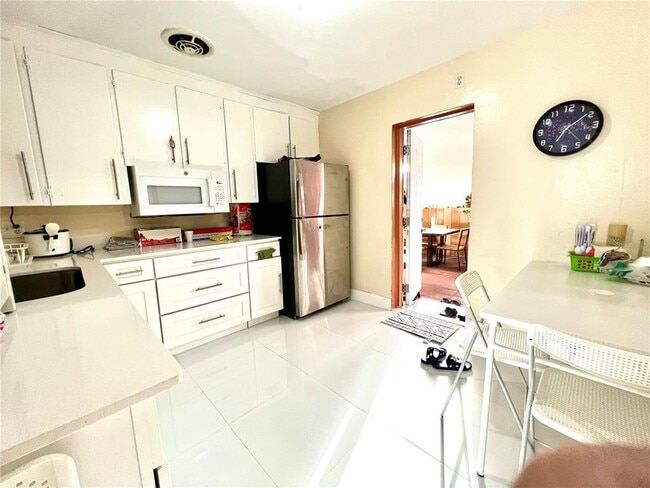 Building Photo - 5009 Deauville Dr