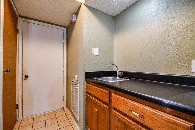 Building Photo - 1218 Briarmead Dr