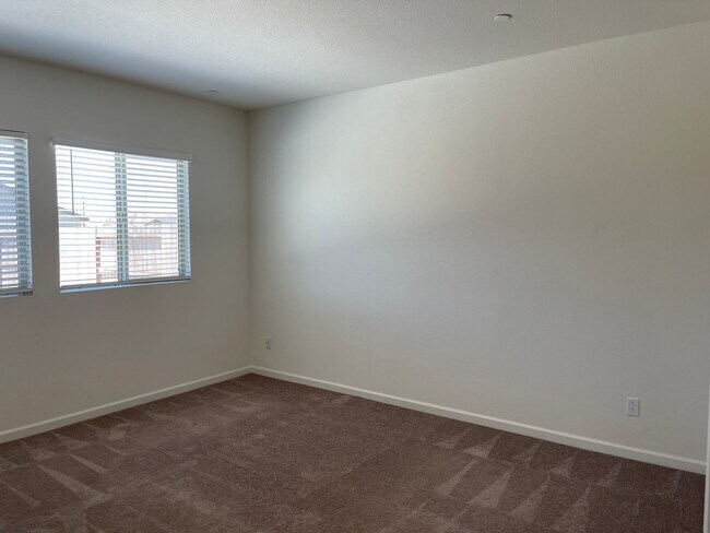 Building Photo - Large Clean Executive 4 Bedroom, 2.5 Bathroom, 2000 Sqft. Home for Lease