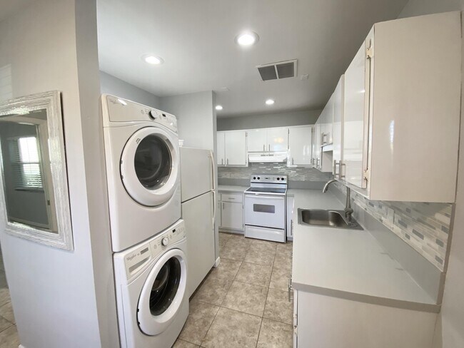 Building Photo - 1100 Boxwood Dr