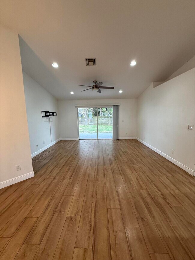 Building Photo - 249 NE Glentry Ave