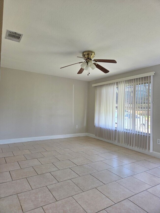 Building Photo - S. BISCAYNE & TAMIAMI TRAIL / 2 bedroom ho...