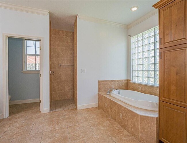 Building Photo - 5836 Pine Ridge Cir