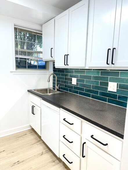 Building Photo - 8800 Plymouth St