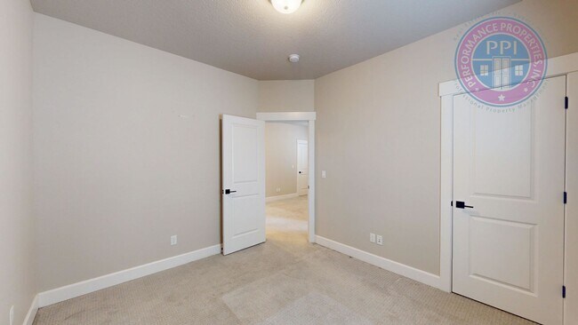Building Photo - REED'S CROSSING!  Luxury Home, Stylish Amenities, Central Air-Conditioning, Close To Nike & Intel