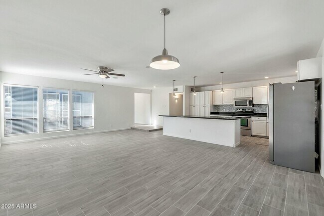 Building Photo - 3922 E Dahlia Dr