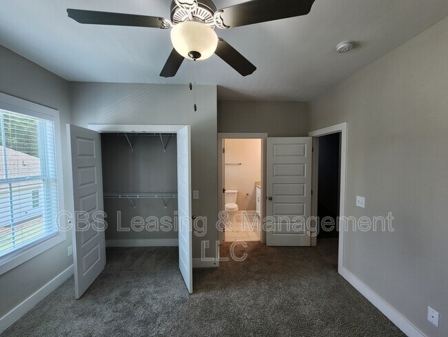 Building Photo - 630 Village Dr