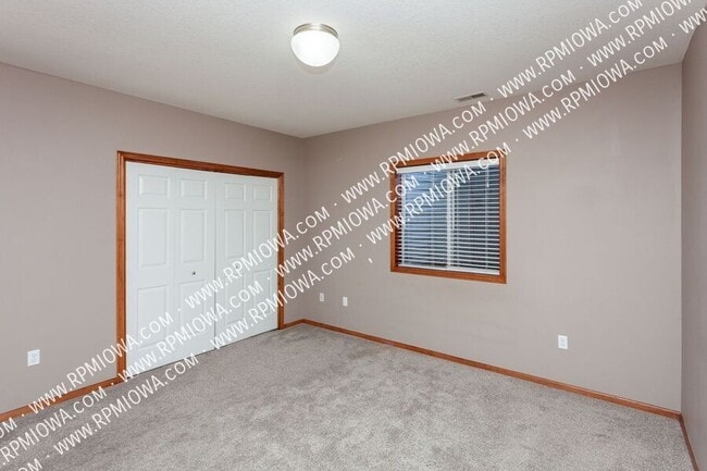 Building Photo - 738 NE Spring St