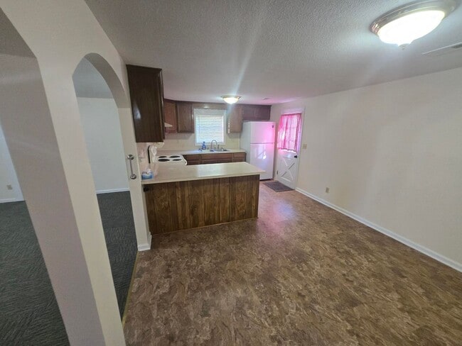 Building Photo - **Charming 3-Bed, 2-Bath Duplex Apartment ...
