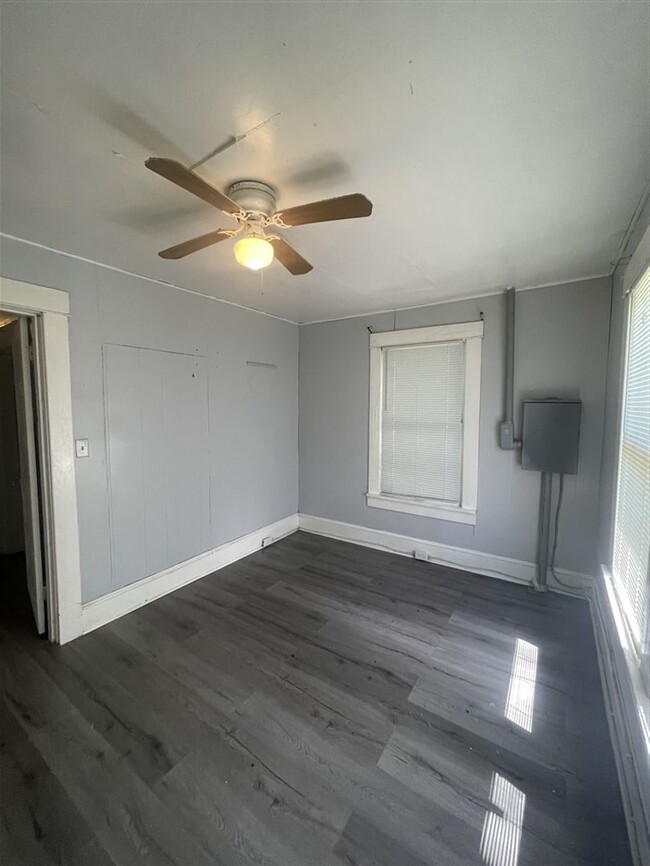 Building Photo - 2 br 1 bath duplex unit for lease | Shreve...