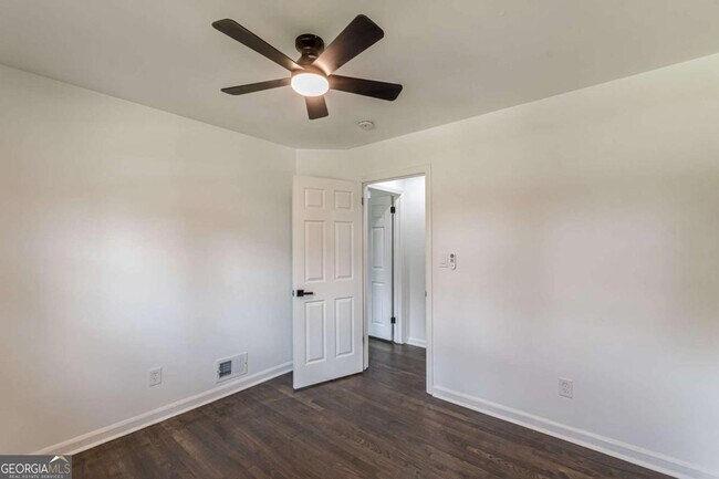 Building Photo - 2352 Glendale Dr