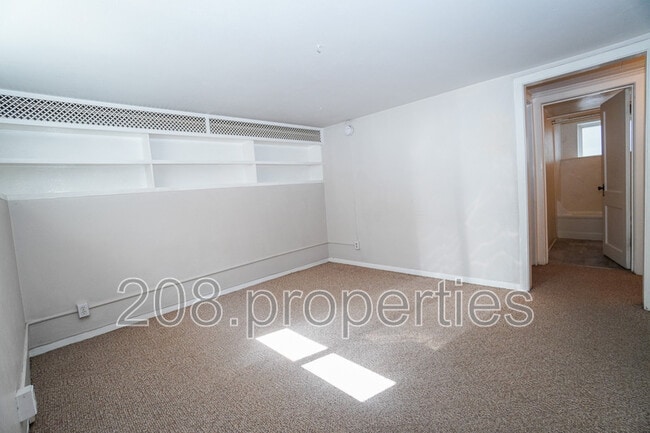 Building Photo - 2506 Woodlawn Ave