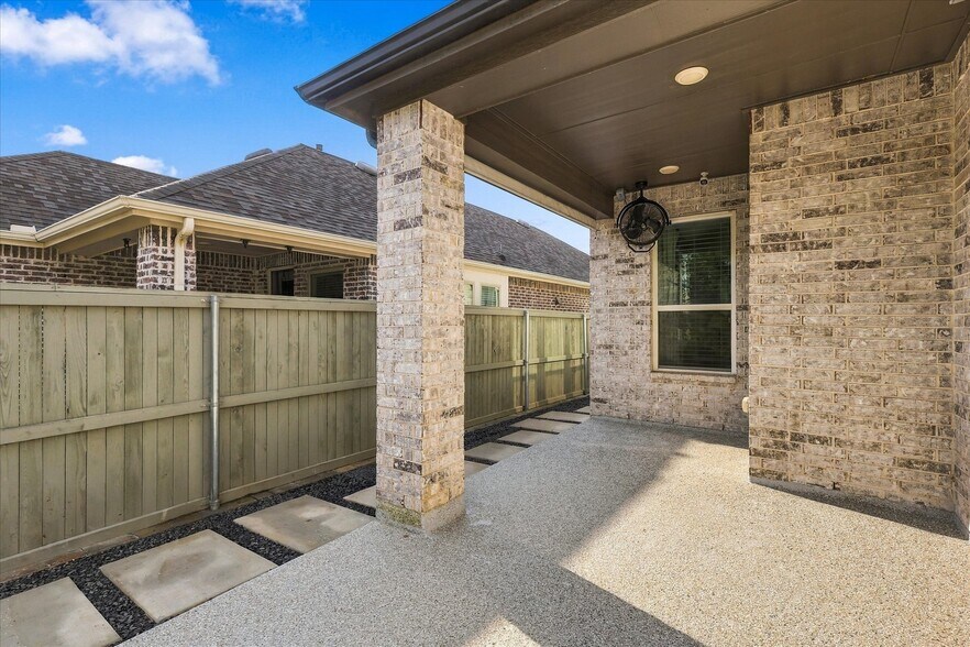 Building Photo - 2540 Elm Pl