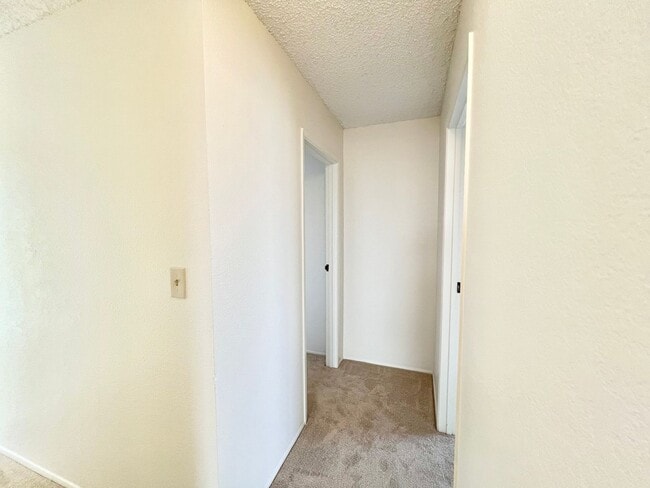 Building Photo - Spacious 5br/2.5ba House w/enclosed yard &...