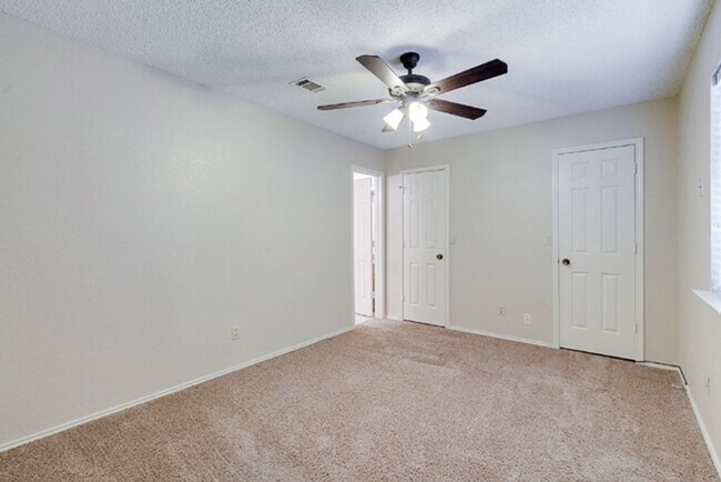 Building Photo - 528 Essex Pl