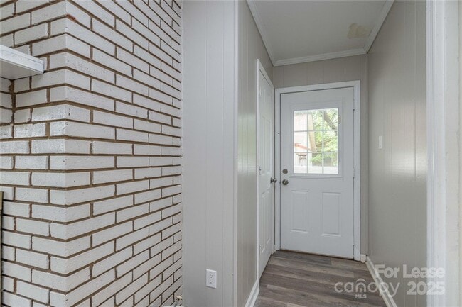 Building Photo - 4438 Gainsborough Rd