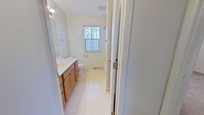 Building Photo - Townhouse with Garage & Private Deck