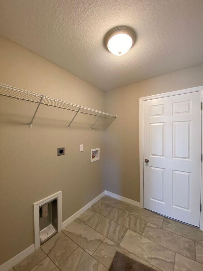 Building Photo - Desirable SW Ocala Neighborhood- 3/2/2 **WON"T LAST**