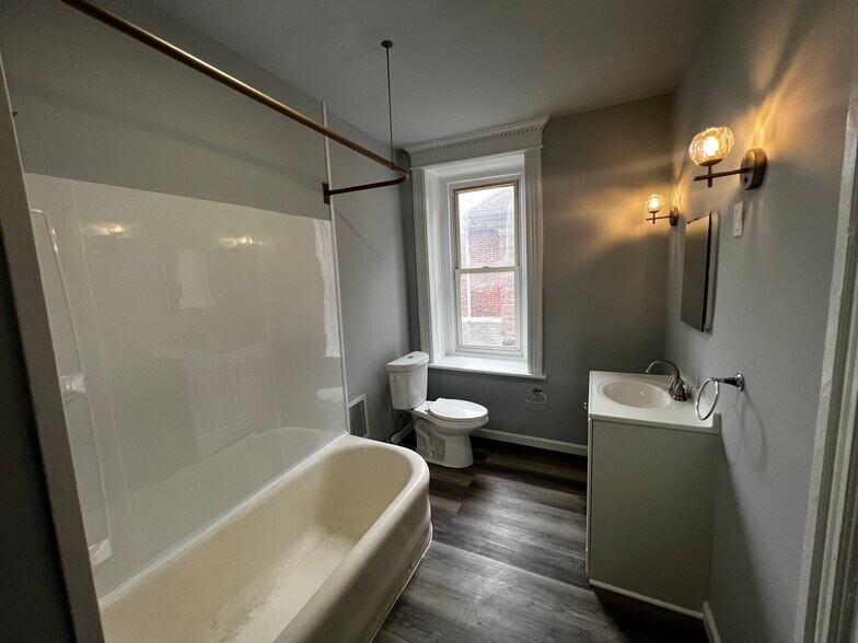 Building Photo - 816 E High St